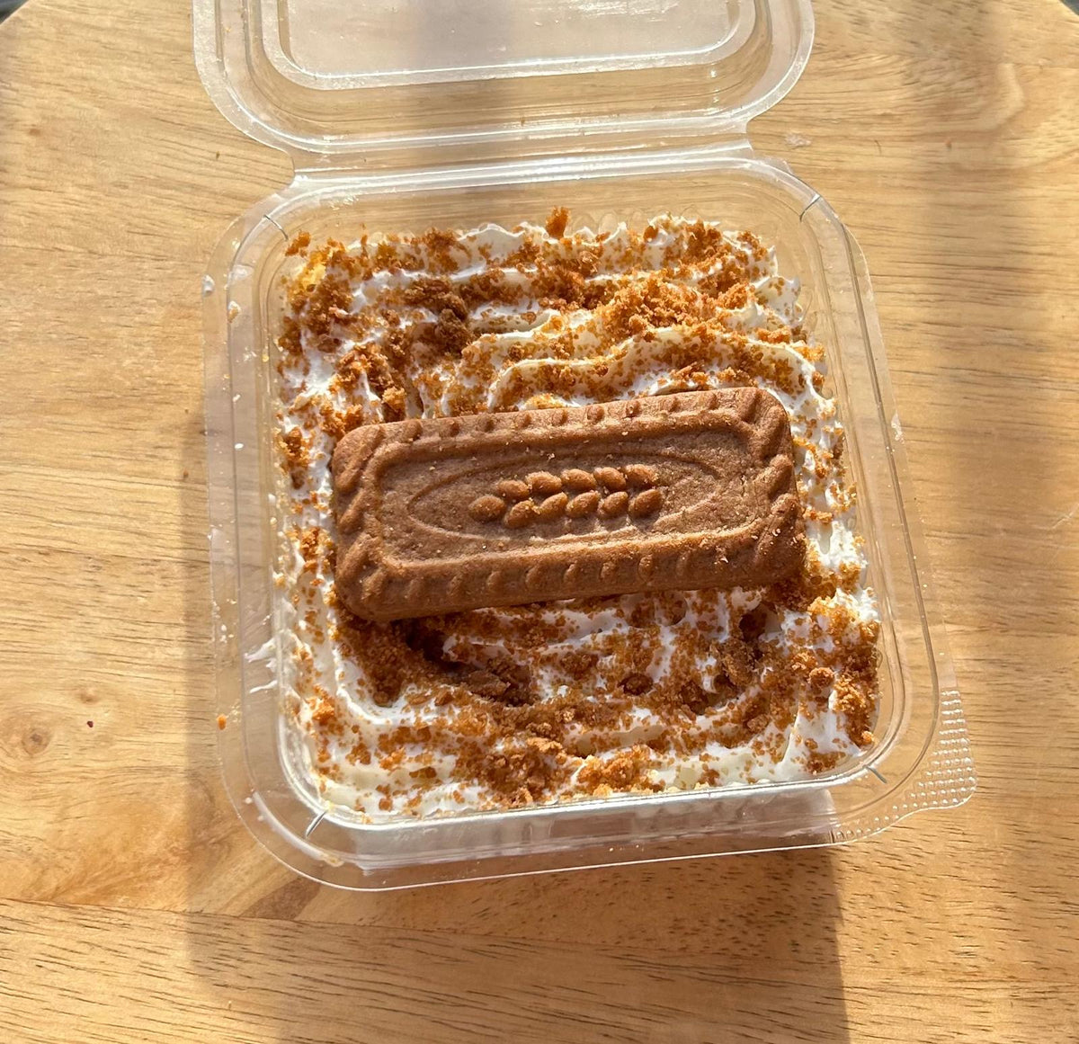 Twins Milkcakes Classic Biscoff milkcake in a clear square tub, soaked sponge and cream layers topped with crushed Lotus Biscoff and a whole biscuit